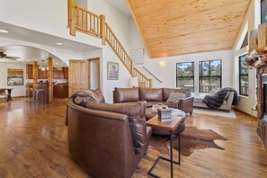 Smart TV, fireplace - Meadow View Manor | Hot Tub~Billiards~King Beds (Overgaard)