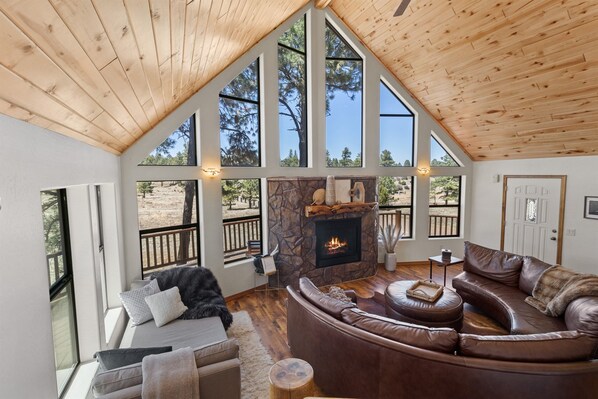 Smart TV, fireplace - Meadow View Manor | Hot Tub~Billiards~King Beds (Overgaard)