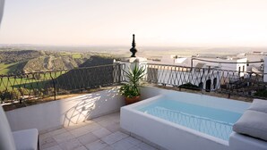 A rooftop terrace with a swimming pool, a potted plant, and a view of the surrounding landscape. - Casa Aura (Vejer de la Frontera)