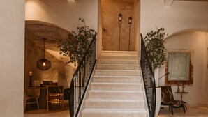 A staircase with a black railing leading to a second floor. - Casa Aura (Vejer de la Frontera)