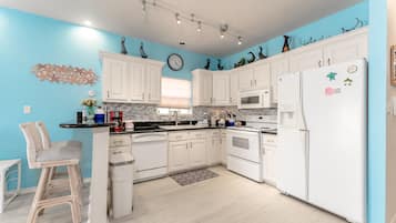 Fridge, microwave, stovetop, dishwasher