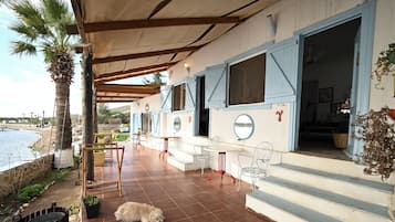 Standard Room, 1 Double Bed, Sea View, Beachfront | Living area