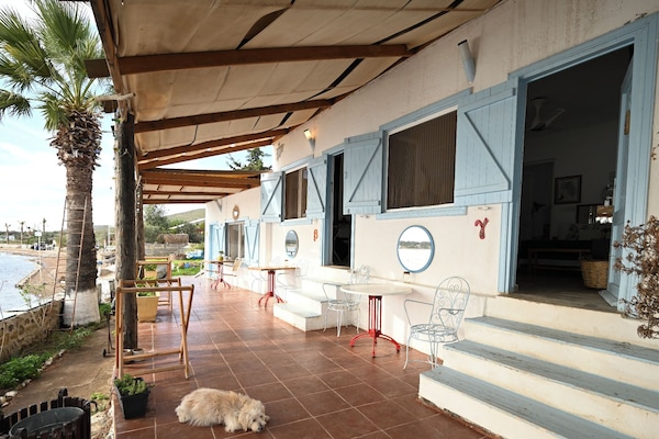 Standard Room, 1 Double Bed, Sea View, Beachfront | Living area