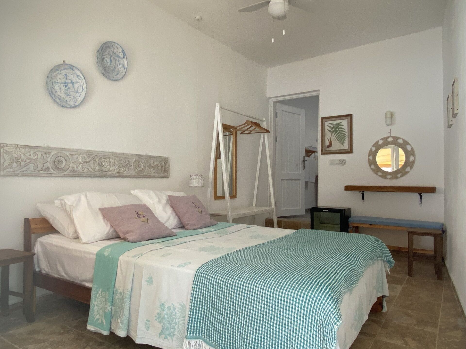 Standaard kamer, 1 tweepersoonsbed, uitzicht op zee, aan het strand | Individueel gedecoreerd, individueel gemeubileerd, beddengoed