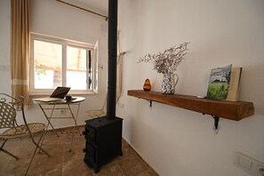 Decoración personalizada, muebles diferentes y ropa de cama 