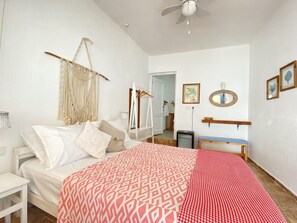 Standaard kamer, 1 tweepersoonsbed, uitzicht op zee, aan het strand | Individueel gedecoreerd, individueel gemeubileerd, beddengoed