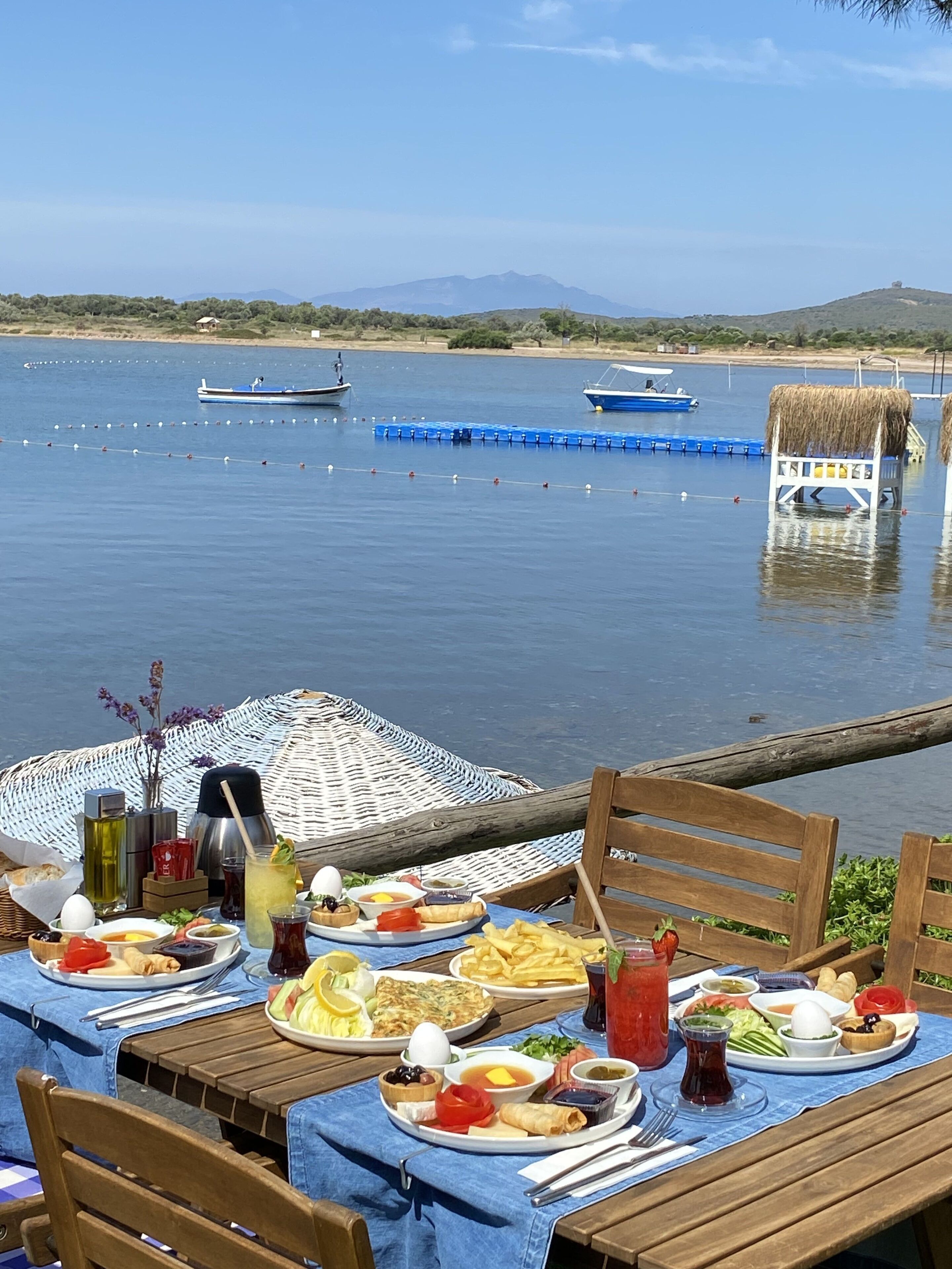 Desayuno con opciones de la cocina local incluido todos los días 