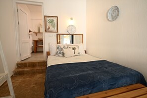Decoración personalizada, muebles diferentes y ropa de cama 