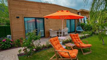 Economy-Zweibettzimmer | Minibar, individuell dekoriert, individuell eingerichtet, Schreibtisch