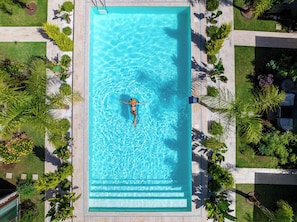 Piscine extérieure, parasols de plage, chaises longues