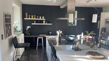 ثلاجة، ميكروويف، فرن، موقد طهي مسطح