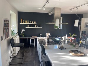 ثلاجة، ميكروويف، فرن، موقد طهي مسطح