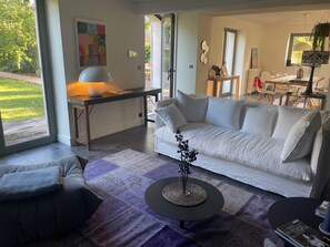 تلفزيون، ألعاب فيديو، تنس طاولة، كُتُب