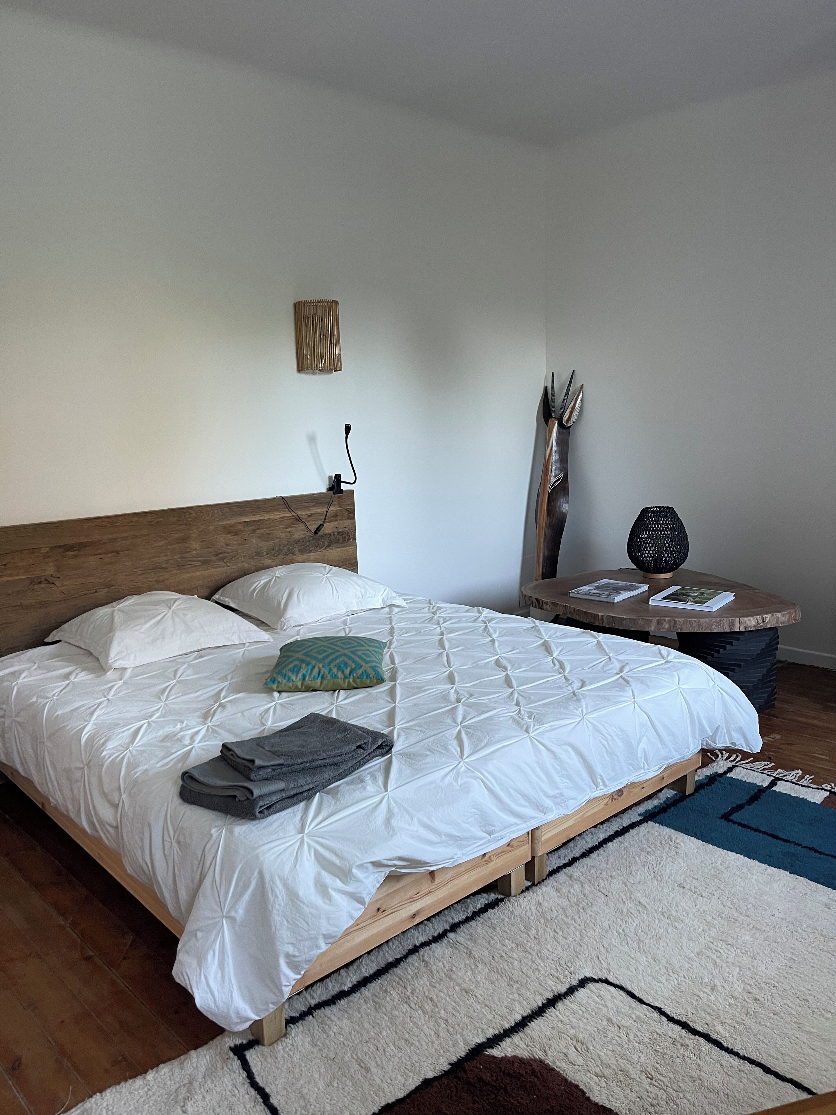 6 عدّة غرف نوم ومكتب ومكواة/لوح كي وسرير سفر