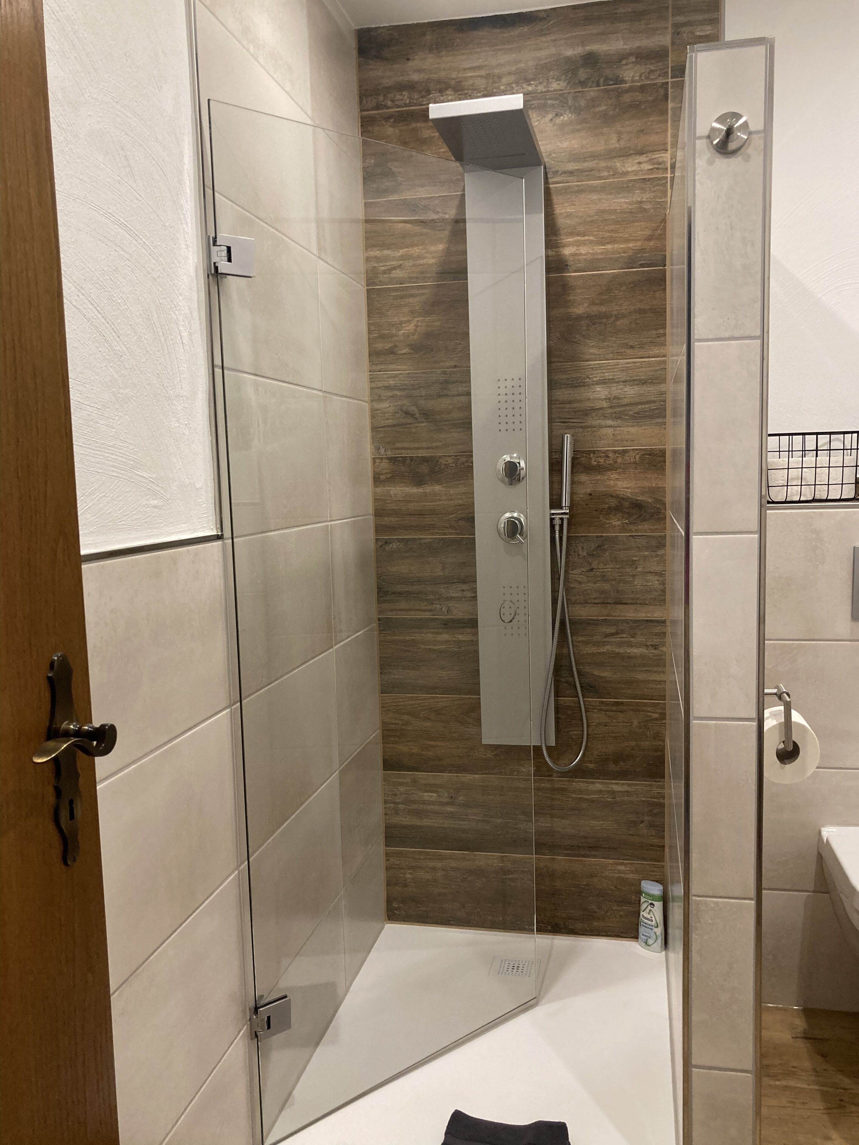 Douche, articles de toilette écologiques, sèche-cheveux
