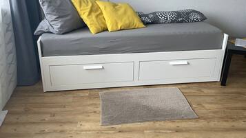 1 habitación, tabla de planchar con plancha y cuna de viaje