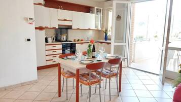 Frigorifero, forno, piano cottura, macchina per tè/caffè