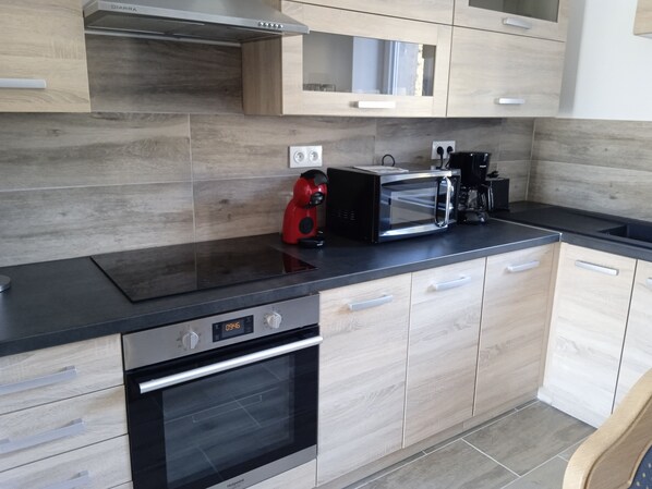 Fridge, microwave, oven, stovetop - Maison de Vacance (Pouru-Saint-Remy)
