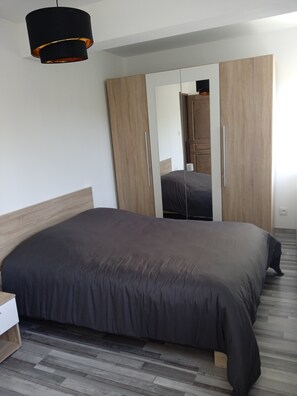 3 chambres, fer et planche Ă repasser, draps fournis
