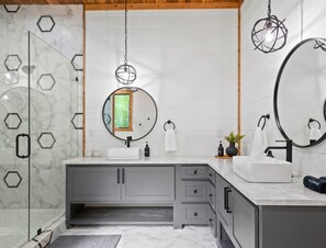 Dusche, Handtücher, Shampoo, Toilettenpapier