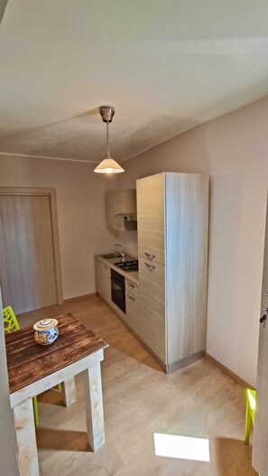 Comfort Apartment | Ruang tamu | 32 inci televisyen skrin rata dengan digital, TV