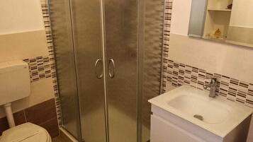 Deluxe Triple Room | Bathroom | Shower, free toiletries, hair dryer, bidet