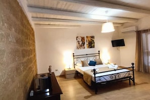 Deluxe-Dreibettzimmer | 2 Schlafzimmer, Schreibtisch, schallisolierte Zimmer, kostenloses WLAN