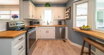 Charming home, easy access - everything Branford. Super Host with 5-Star Rating