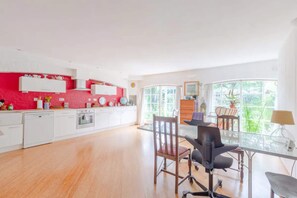 Appartement, plusieurs lits | Cuisine privée | Réfrigérateur, four, plaque de cuisson, lave-vaisselle