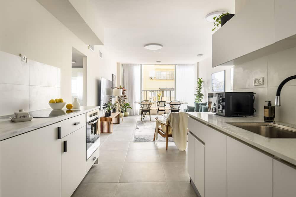 Spacious & Bright 3BR Apt with City View