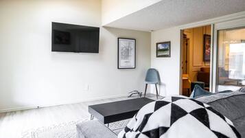 Smart TV, fireplace