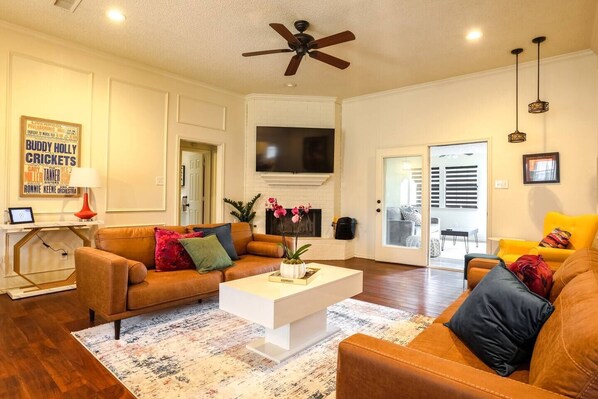 Smart TV, fireplace