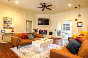Smart TV, fireplace - Artsy Retreat 3/2 w/ Bonus Room (Lubbock)