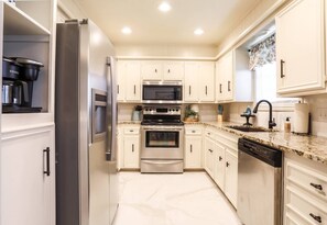 Een koelkast, een magnetron, een oven, een kookplaat