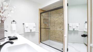 Ensemble baignoire-douche, séchoir à cheveux, serviettes fournies