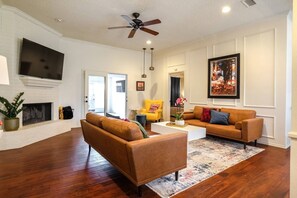 Smart TV, fireplace - Artsy Retreat 3/2 w/ Bonus Room (Lubbock)