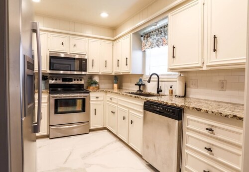 Artsy Retreat 3/2 w/ Bonus Room