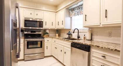 Artsy Retreat 3/2 w/ Bonus Room