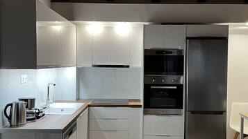 Jääkaappi, mikroaaltouuni, uuni, liesi