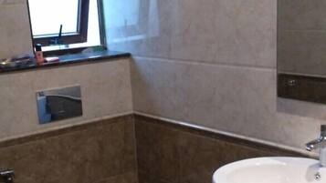 Cottage | Bathroom | Free toiletries
