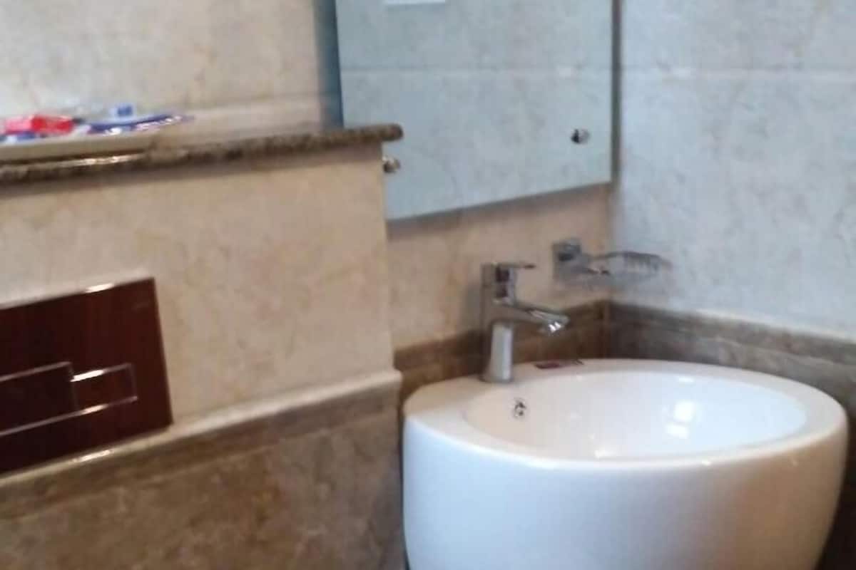 Deluxe Room | Bathroom | Free toiletries