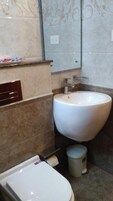 Deluxe Room | Bathroom | Free toiletries