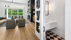 Een moderne woonkamer met een bank, salontafel en een open haard.