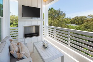 Smart TV, DVD player, books, video library - NEW-Family Friendly, Private Pool, short walk to beach- discount on rental gear! (Santa Rosa Beach)