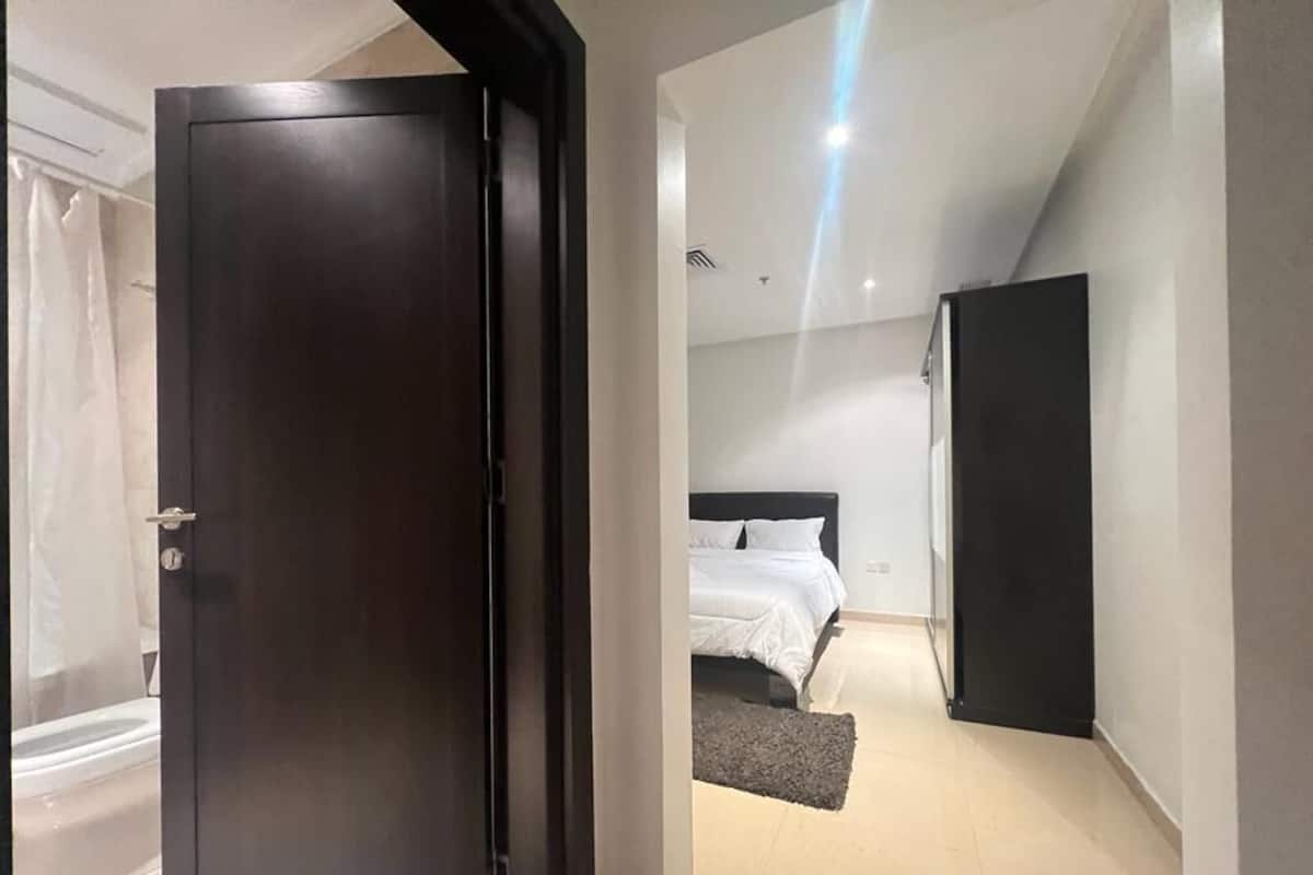 2 habitaciones, insonorización y tabla de planchar con plancha