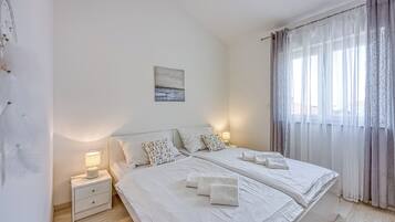 2 Schlafzimmer, laptopgeeigneter Arbeitsplatz, Bügeleisen/Bügelbrett