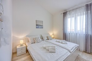 2 Schlafzimmer, laptopgeeigneter Arbeitsplatz, Bügeleisen/Bügelbrett