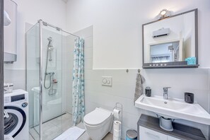 Duschwanne, Haartrockner, Handtücher, Seife