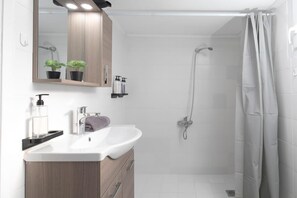 Ducha, artículos de higiene personal gratuitos y secador de pelo