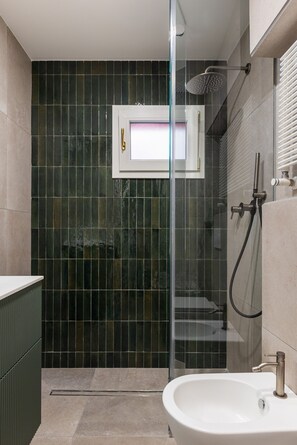 Dusche, Haartrockner, Bidet, Handtücher